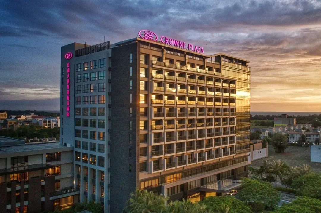 <accommodationFacility>Crowne Plaza Tainan ( 台南大員皇冠假日酒店 )</accommodationFacility>