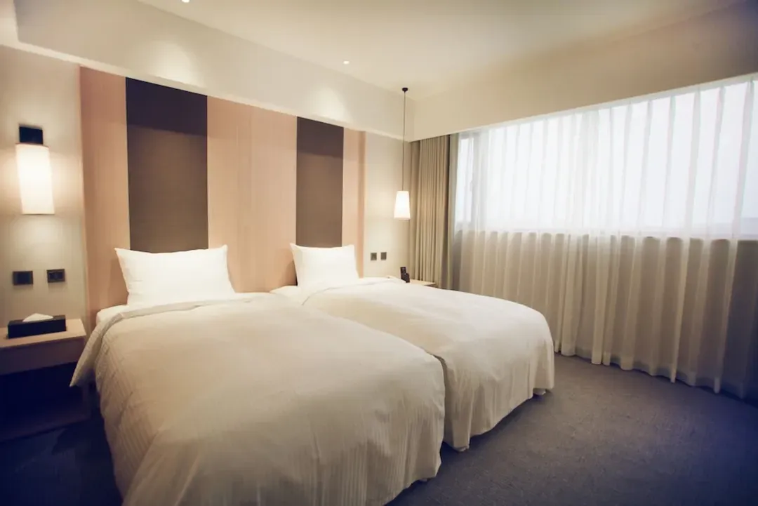 <accommodationFacility>inn by the village ( 台東南豐鐵花棧 )</accommodationFacility>-雙人房 （一大床）