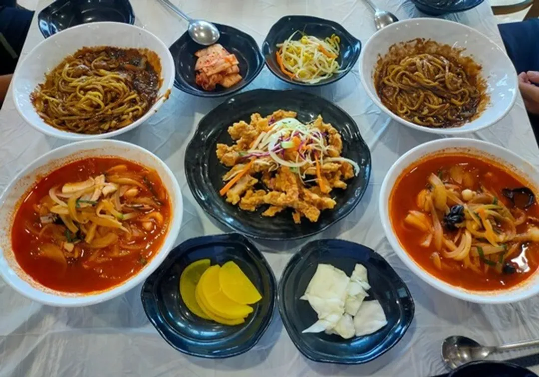 半半麵(炸醬麵+炒馬麵)+四人一份糖醋肉