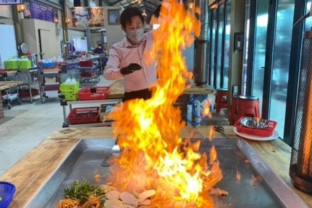 浮誇系火焰夯金黃卡滋五花肉+美味肉香炒飯