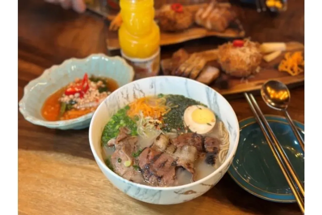 MODERN DOMBE烤豬肉湯麵