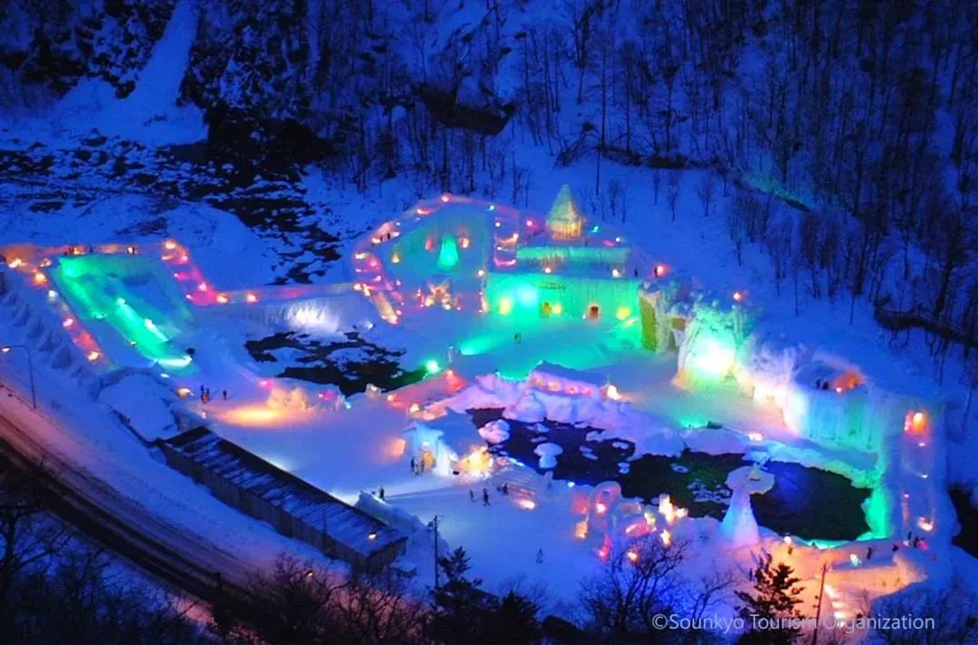 写真提供：Sounkyo Tourism Organization/禁止轉載-冬雪冰紛慶典