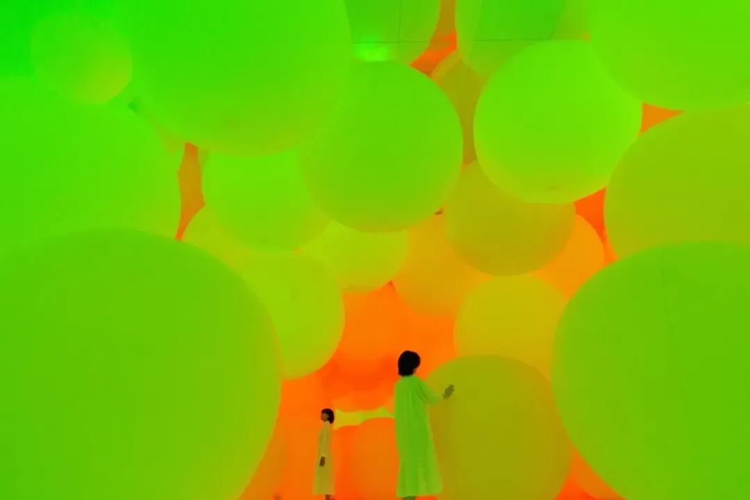 teamLab《變化的空間，擴張的立體存在 - 被平面化的3種顏色與曖昧的9種色彩》© teamLab-teamLab Planets TOKYO(豐洲光影美術展)