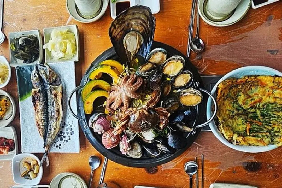 【春月】澎派海鮮鍋(章魚.花蟹.貝類.蝦)+烤魚+煎餅+炒年糕-地方風味