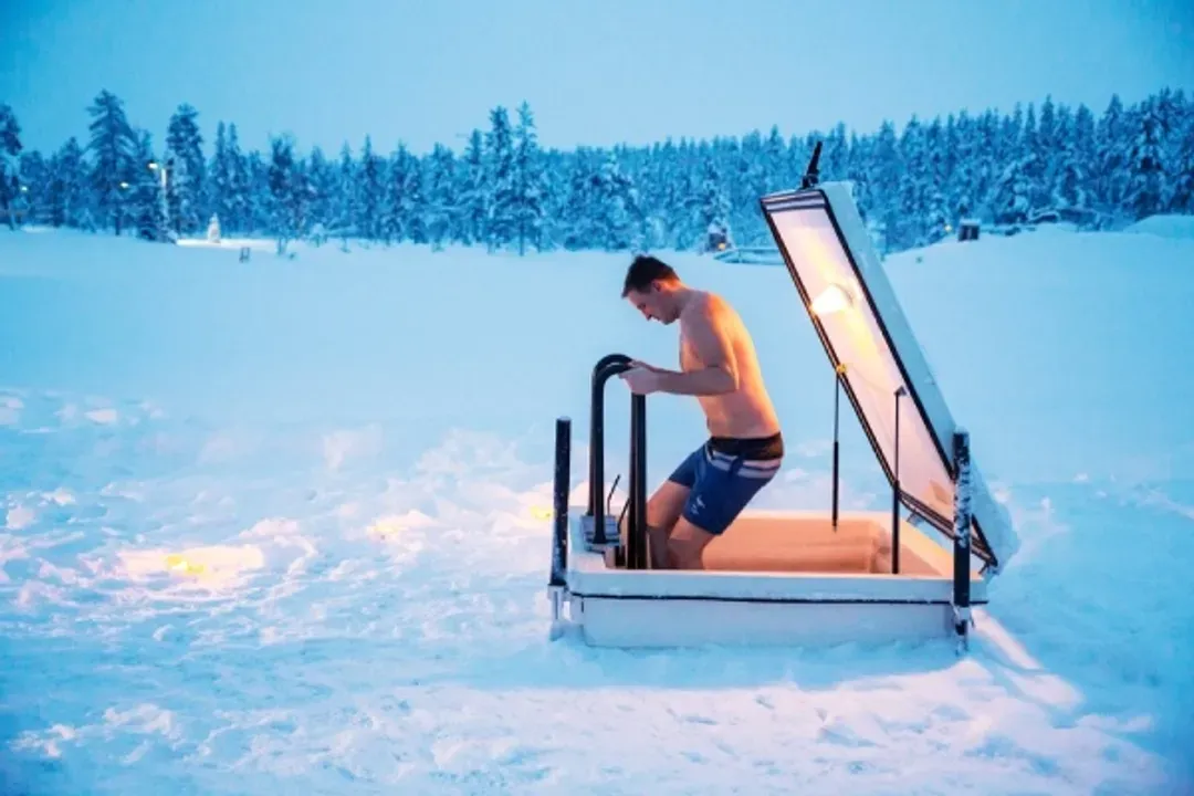 Icepool (Valtteri Hirvonen+Kakslauttanen Arctic Resort提供)-煙燻桑拿+極地冰池