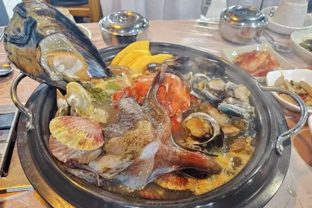 【春月】鱻章魚海鮮火鍋(鮑魚.螃蟹.各式貝類.蝦)+烤魚+煎餅+炒年糕。-濟州私房特色餐
