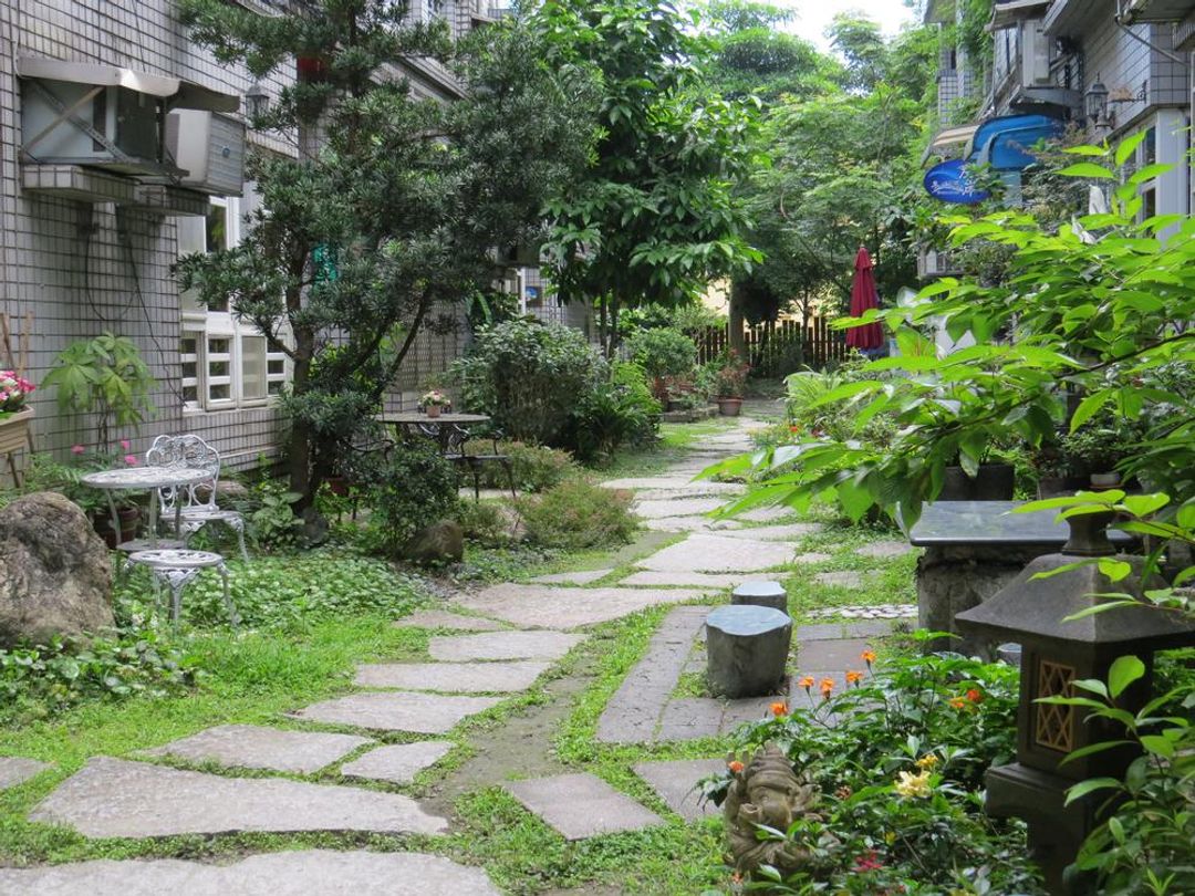 Dongshan left bank bed and breakfast