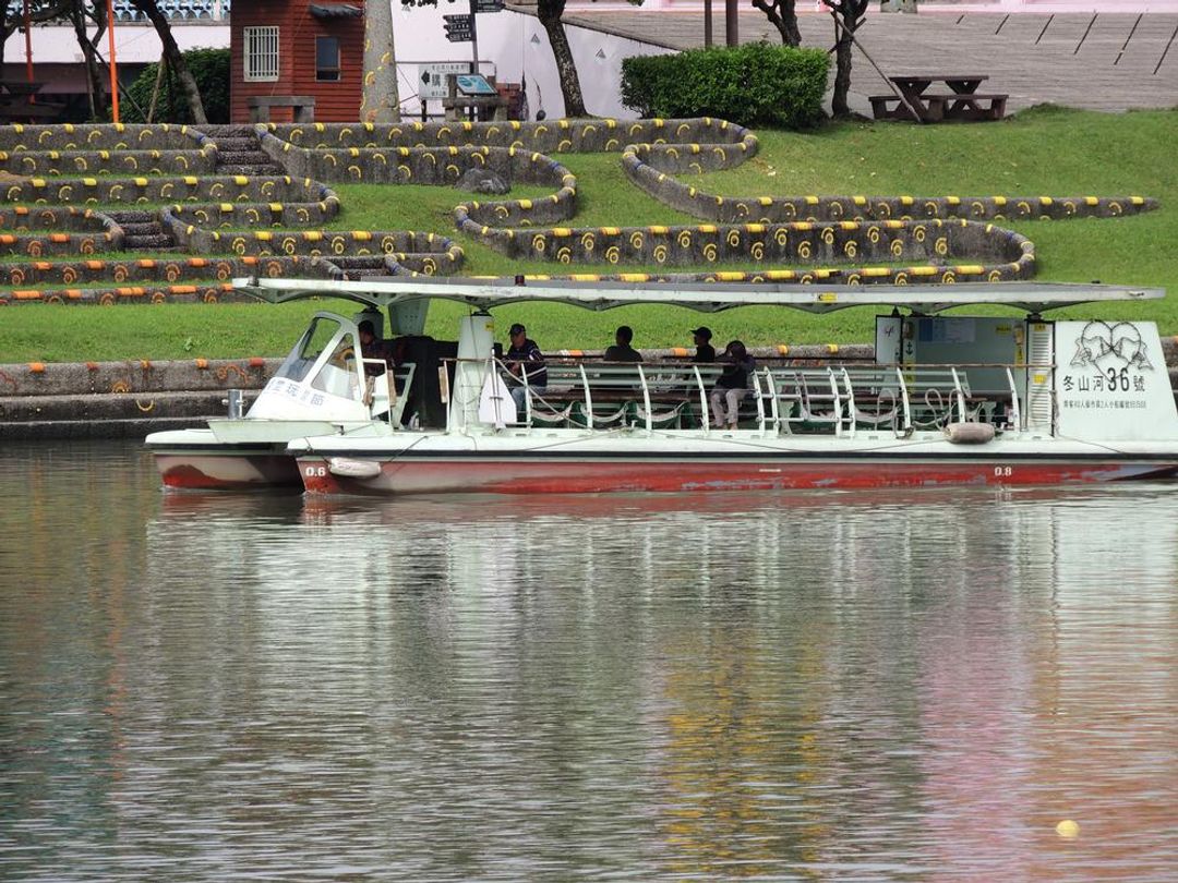 Dongshan left bank bed and breakfast