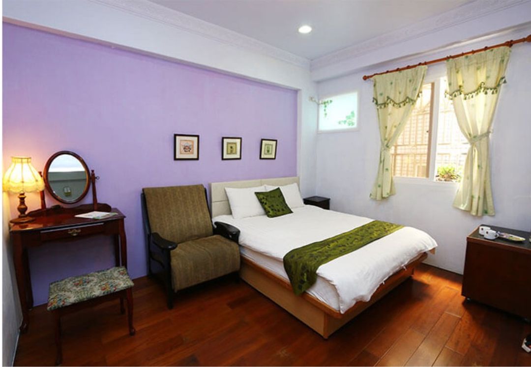 Dongshan left bank bed and breakfast