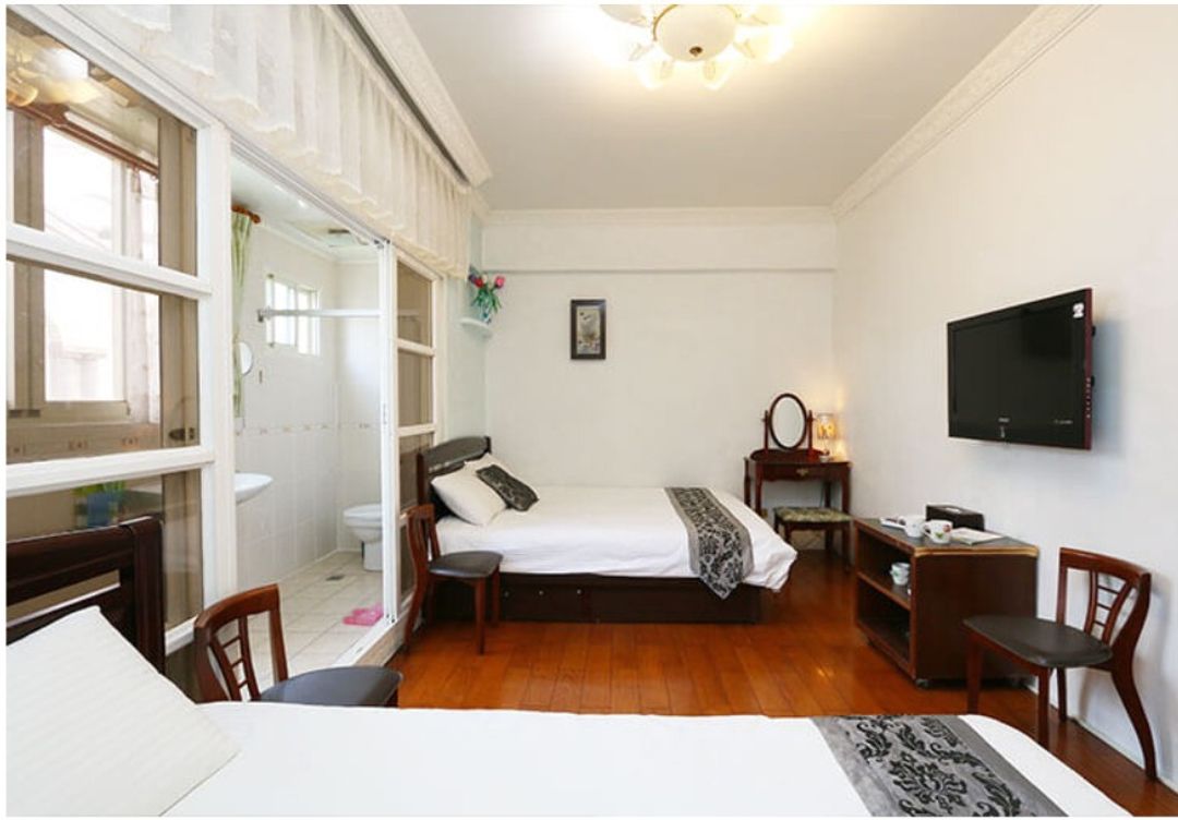 Dongshan left bank bed and breakfast