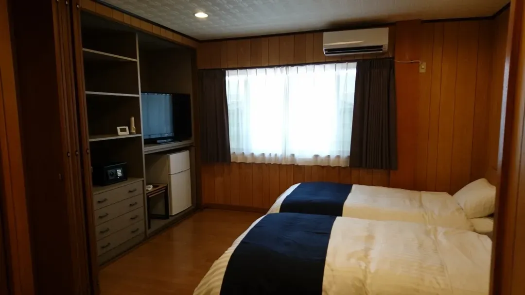 Room 2 備品　テレビ・2ドア冷蔵庫・金庫・空気清浄器・ネストテーブル・懐中電灯・目覚まし時計