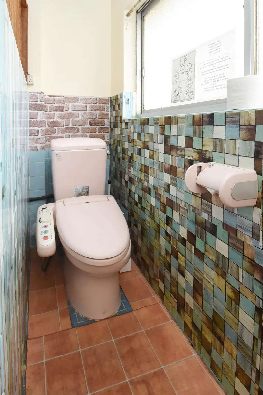 120 square meters private! 2 floors! A convenient location within the international street arcade