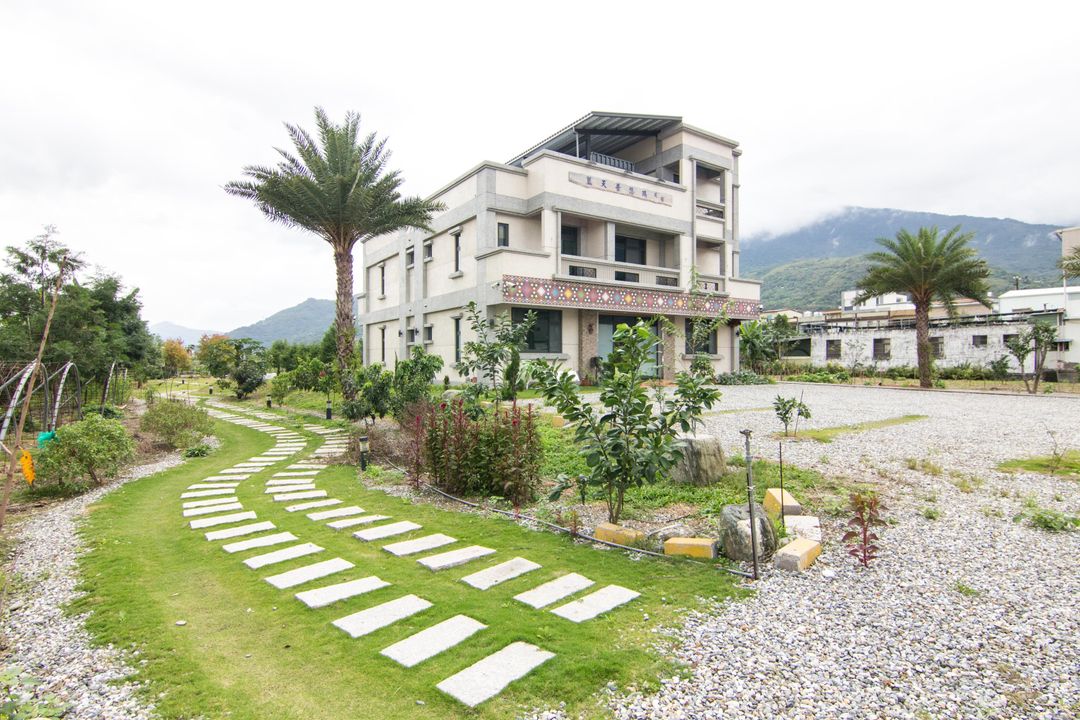 花蓮藍天普悠瑪民宿 | 景觀綠地x生態水池 | 親子友善｜原住民風味早餐