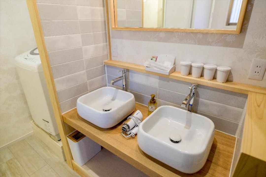 Two wash basins are prepared in the wash room.You can wash your hand or face quickly. Hand soap, Tooth brush, amenities are available.