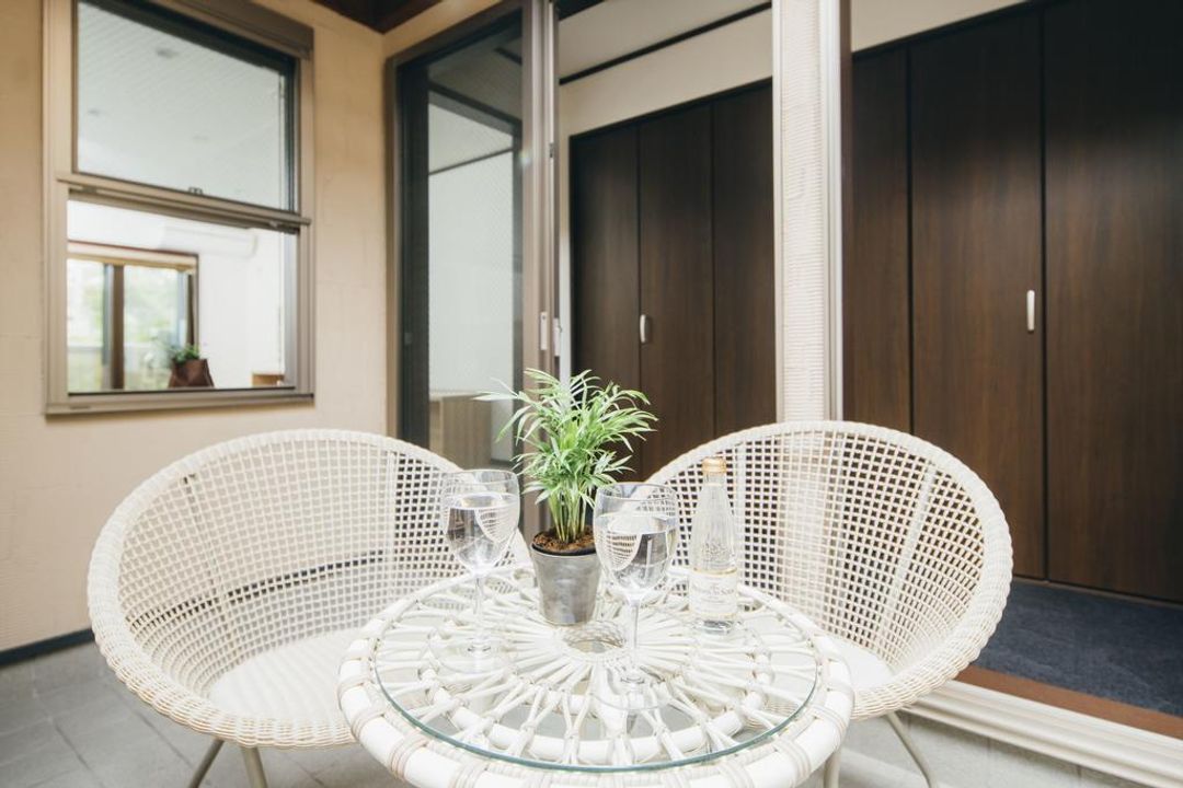 Courtyard. Have a good tea time. 寝室へ続く廊下にある中庭です。
