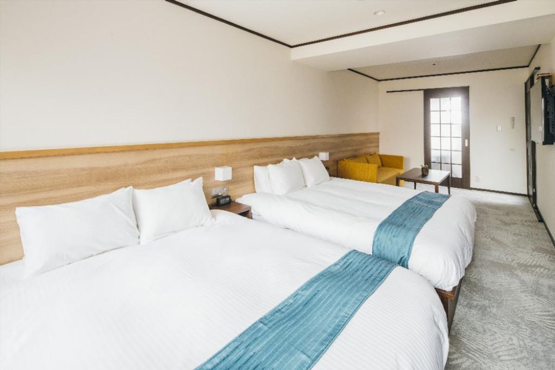 Maximum 4 people such as family or friends can stay here in this house. 最大で4名様のご宿泊が可能です。ご家族や友人グループでご滞在いただけます。