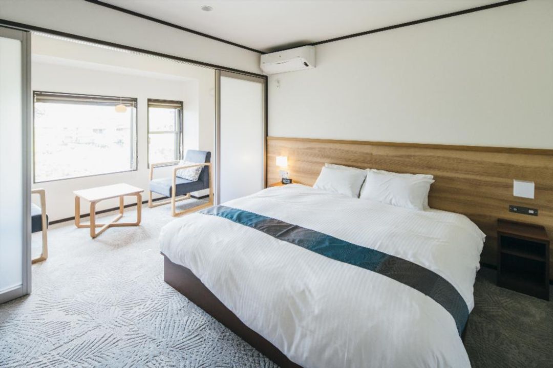 You can feel bright sunlight from above the window. 2 queen size bed are available in this room. 窓からの明るい陽射を感じられます。