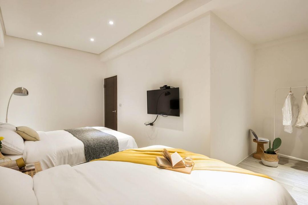 Single Eyelid Homestay