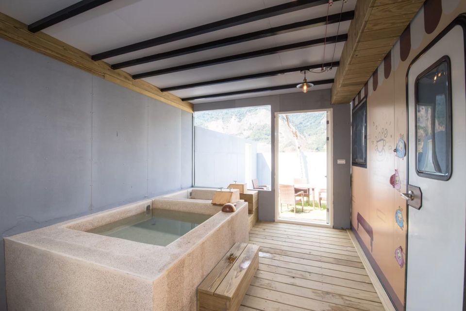 遠山望月溫泉露營區｜寶來狩獵帳露營車、附早餐！-11