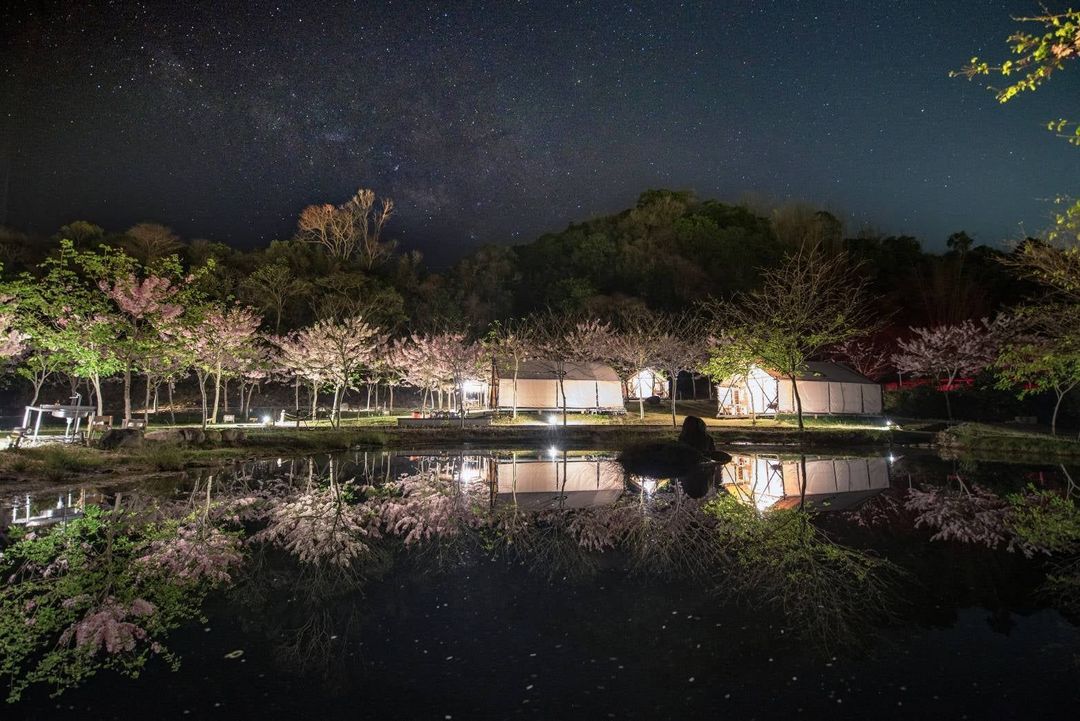 远山望月温泉露营区｜9/6前入住送$1199晚餐、美人汤屋、露营车