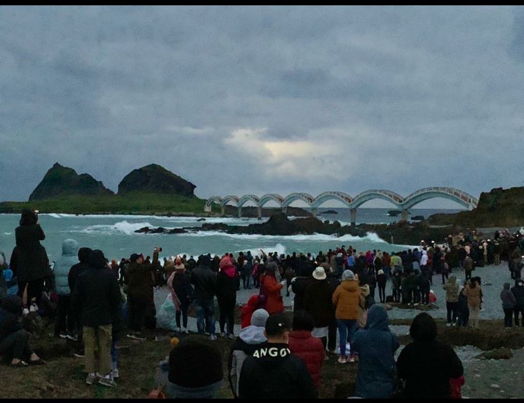 今年元旦寒流來襲,雖沒完整日出;但熱情的民眾清晨 仍聚集三仙台~等待一線曙光⋯⋯