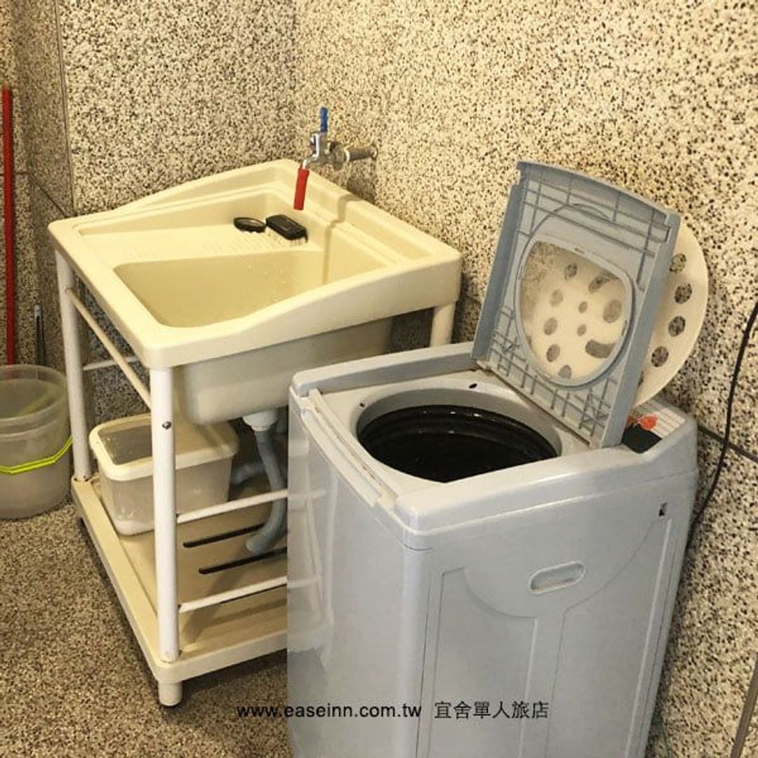 宜舍单人旅店｜近台中火车站、明亮、公用厨房