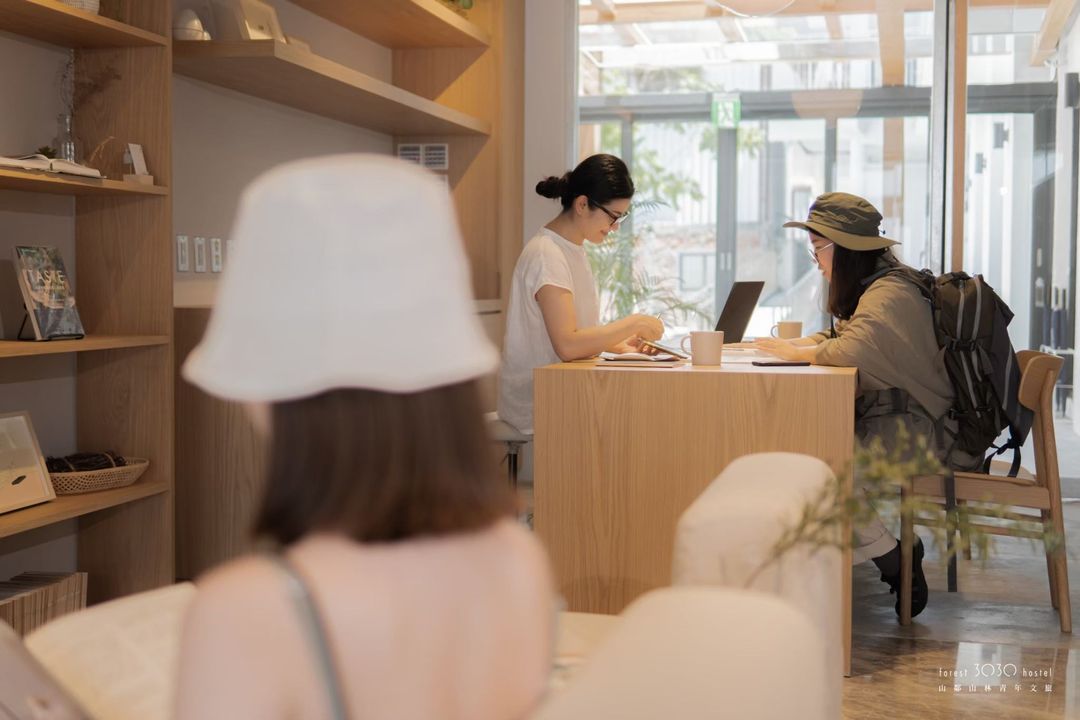 櫃檯 front desk