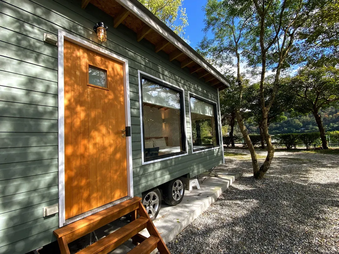 黑屋CAMP｜日式露營車、特色木屋、鯉魚潭湖畔-3