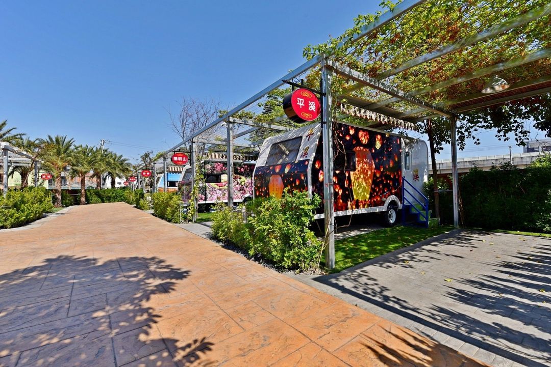 歐鄉莊園｜市區豪華露營車！一房一廳一庭園、步行即達夜市-12