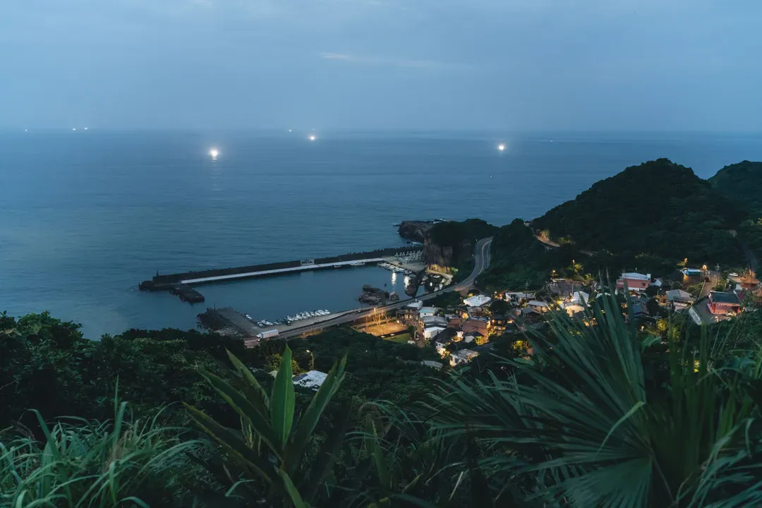 Twilight Moon  | Seaview Building B&B (2-12 people in a private building)