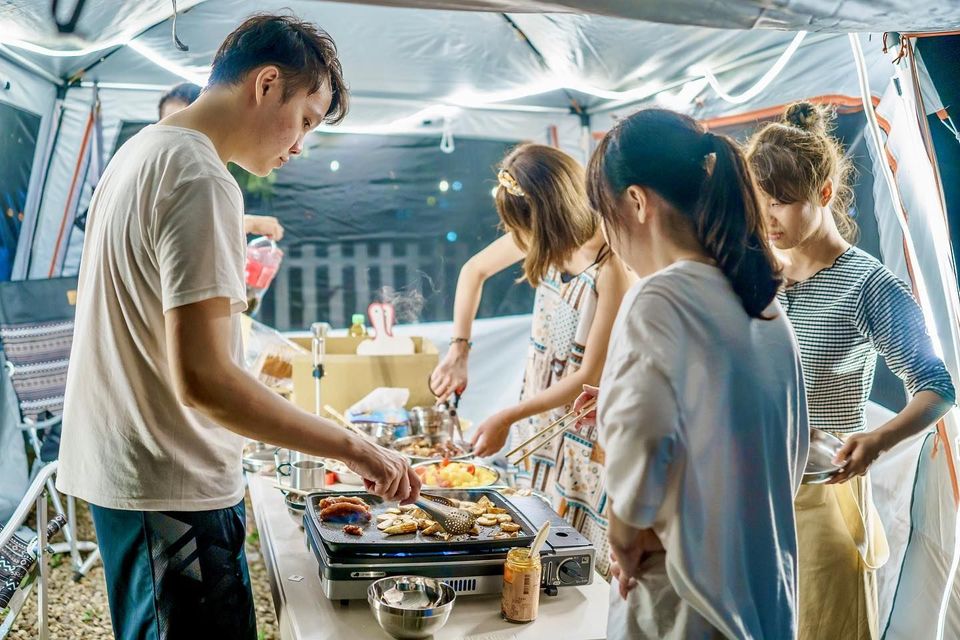 指定日期前下訂，並加入營區LINE: @448wzcda，平日入住免費贈送烤肉晚餐，週六入住享一泊二食！(營主保有修改菜單內容之權利)