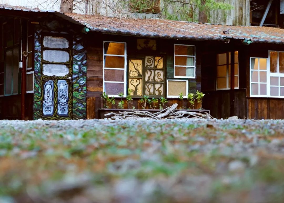 在地藝術家純手工打造的時光小屋及哈比小屋,外面有露天庭園,適合戶外野炊,可以自備桌椅、食材及烹飪器具,戶外美景不只可以觀星,冬季還可以觀賞落羽松
