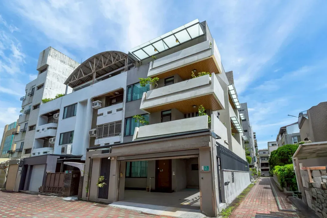 June June House｜Tainan Private Guesthouse with Elevator｜2–14 Guests Whole House or Room Rental