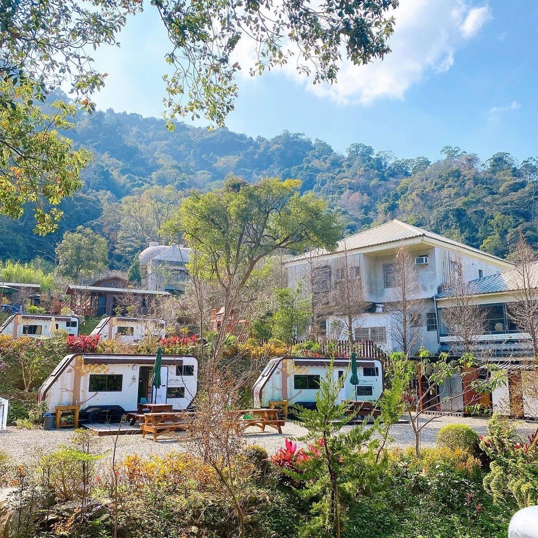 拾階莊園｜豪華露營車、小木屋、近內灣老街