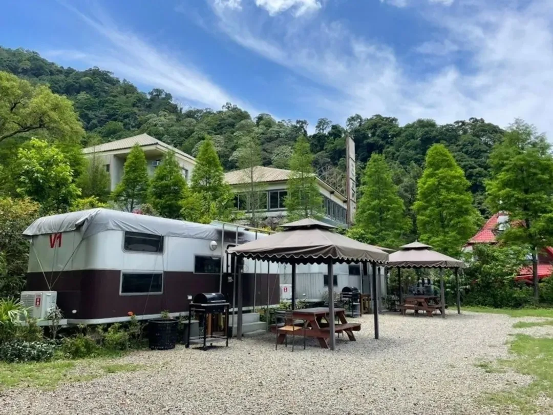 拾階莊園｜豪華露營車、小木屋、近內灣老街