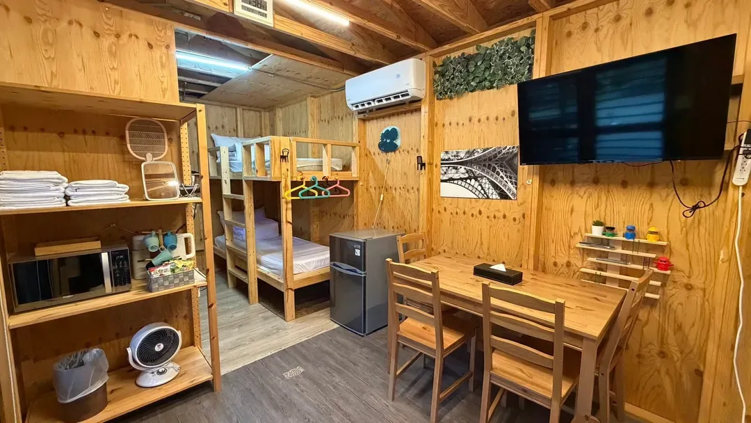 拾階莊園｜豪華露營車、小木屋、近內灣老街