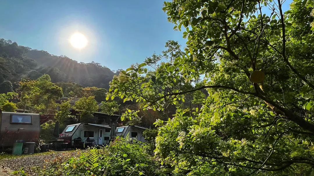 拾階莊園｜豪華露營車、小木屋、近內灣老街