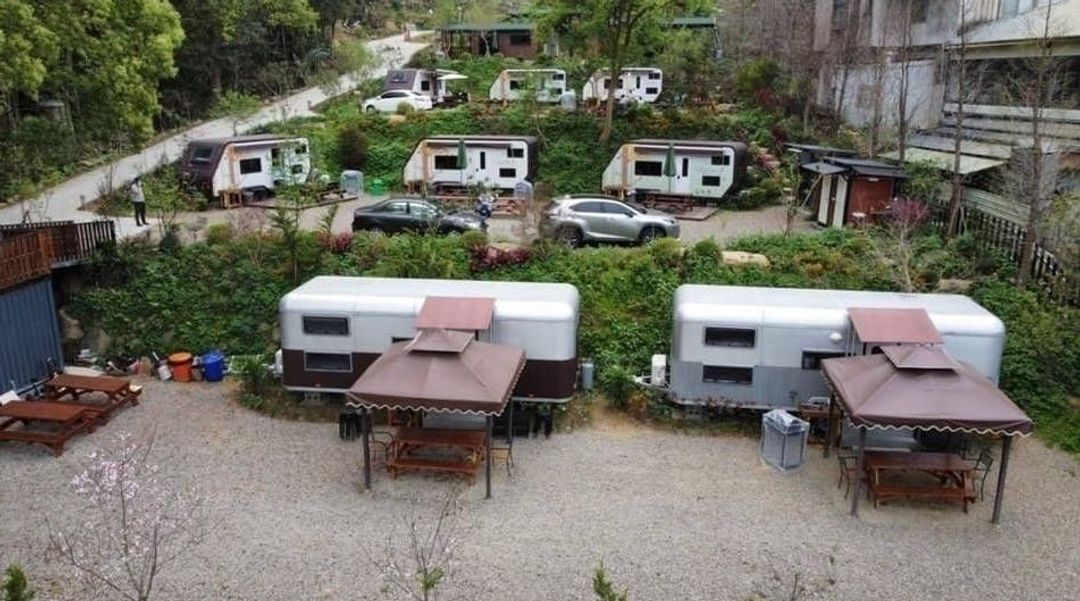 拾階莊園｜豪華露營車、小木屋、近內灣老街