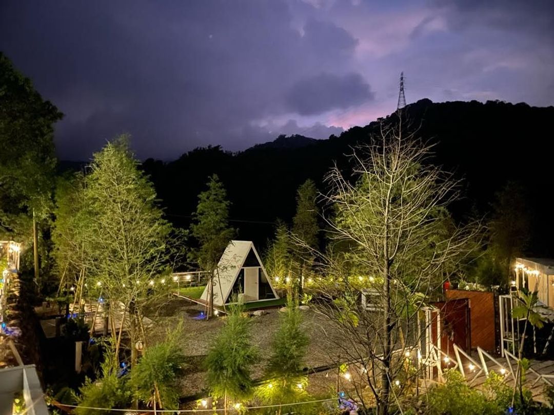南投縣-黃金藍海秘境｜夢幻玻璃合掌露營屋、賞雲海日落