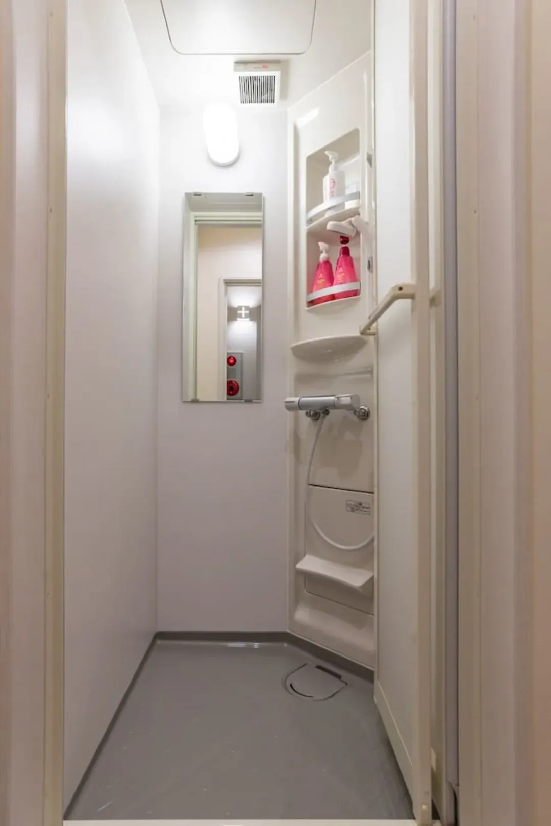 Sterilization and deodorization of the inside of the building and bedding are finished by spraying EM fermenting enzyme. Alcohol disinfection is also carried out!