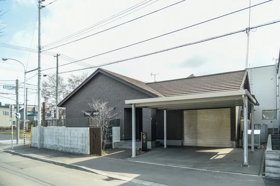 屋外無料駐車場有