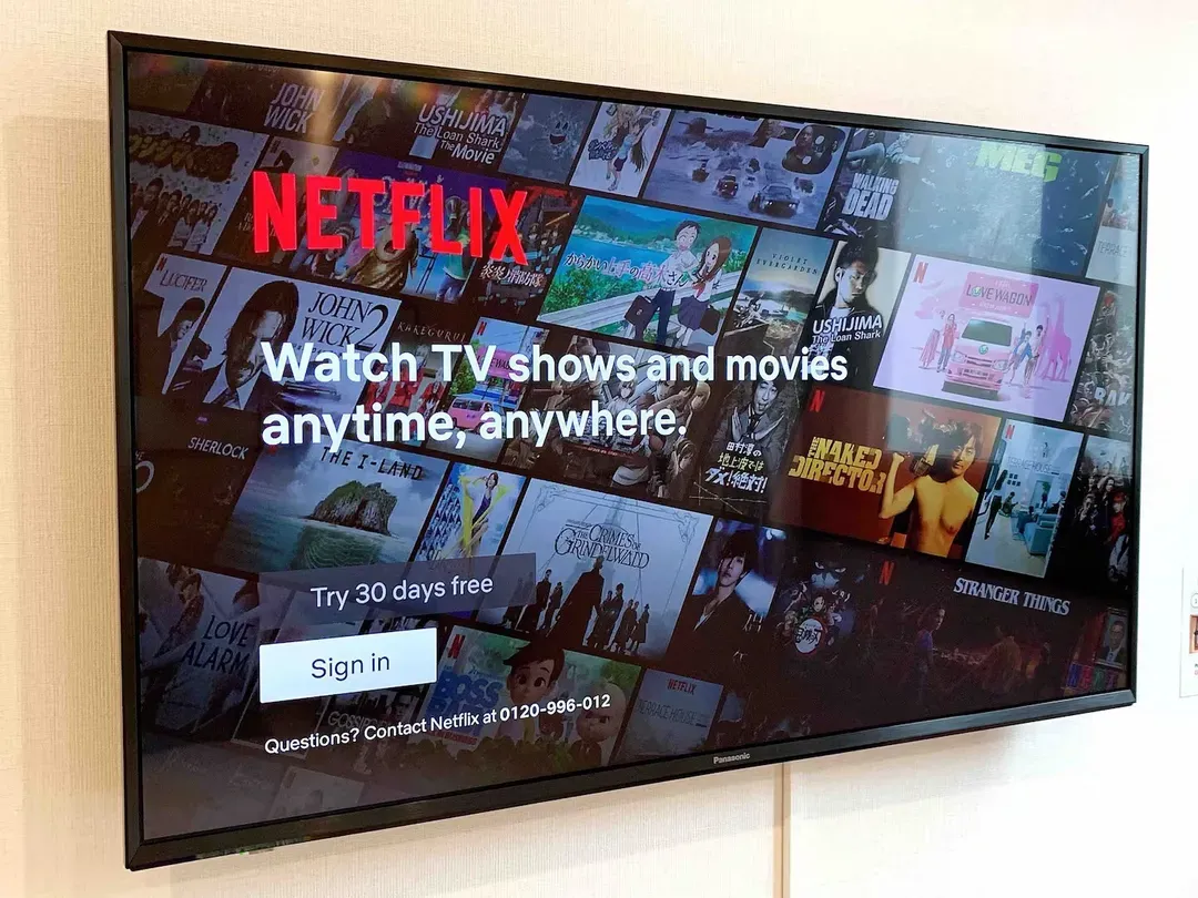 43インチの壁掛けTVではNetflixやAmazonプライム、Youtube等もご覧いただけます。（ログインにはご自身のアカウントが必要です）