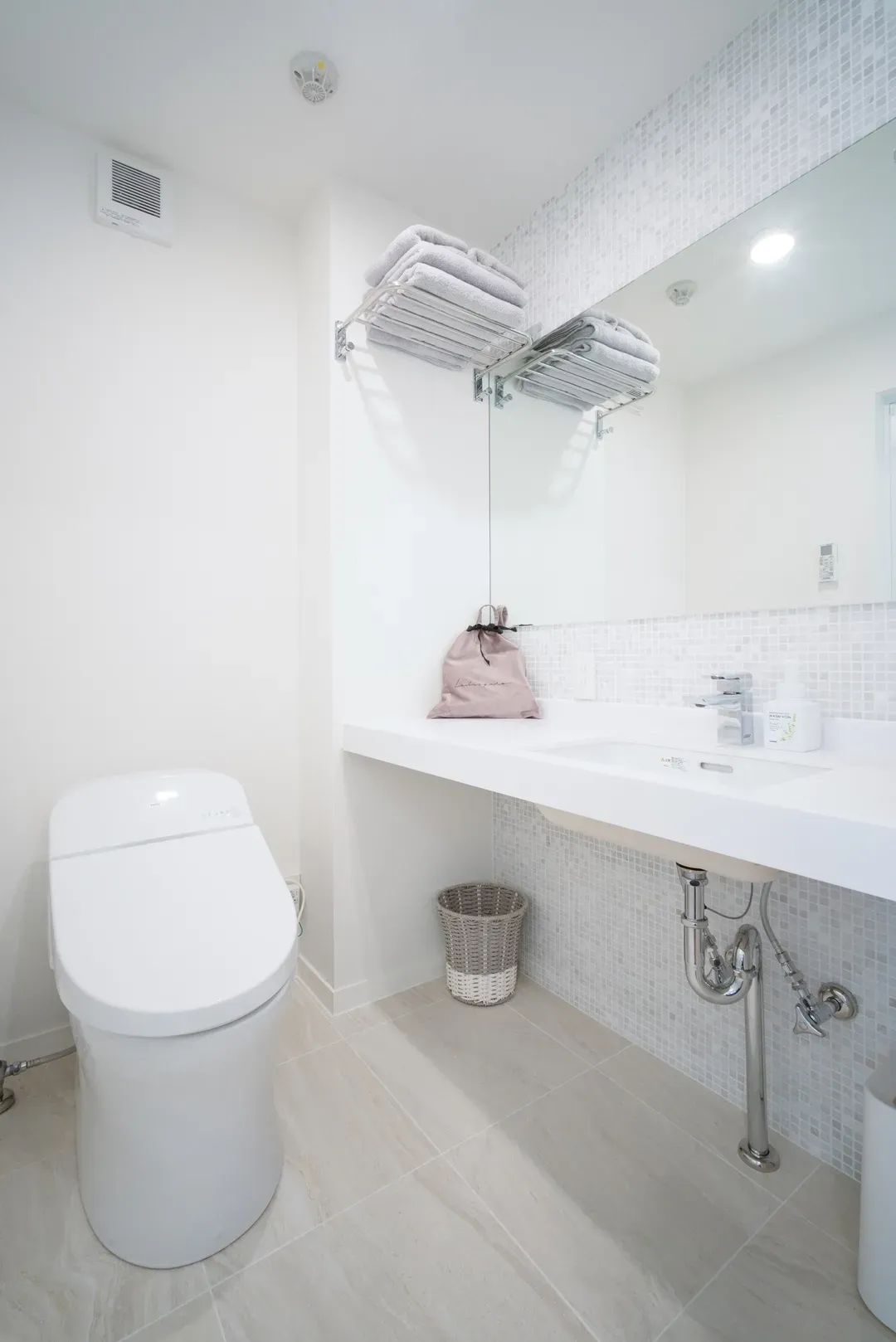タイル地がおしゃれな洗面台。トイレはもちろんウォシュレット付きです。