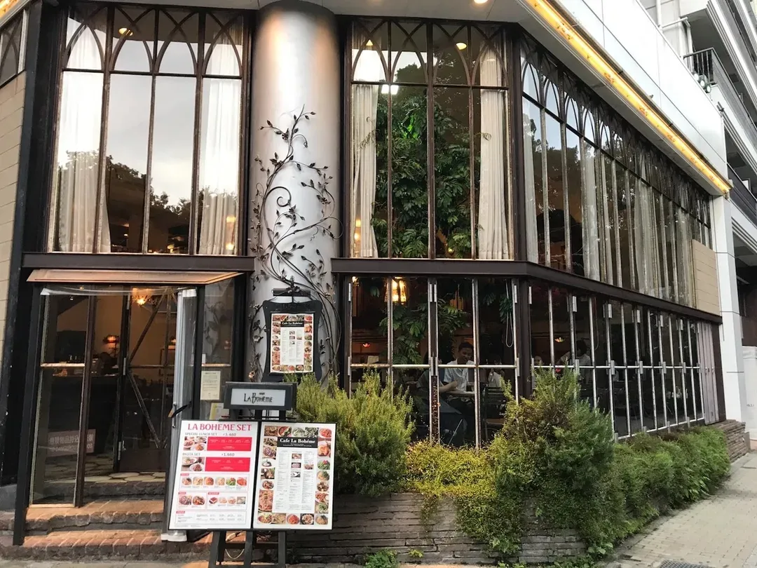 近くには「君の名は」の聖地がたくさんございます。