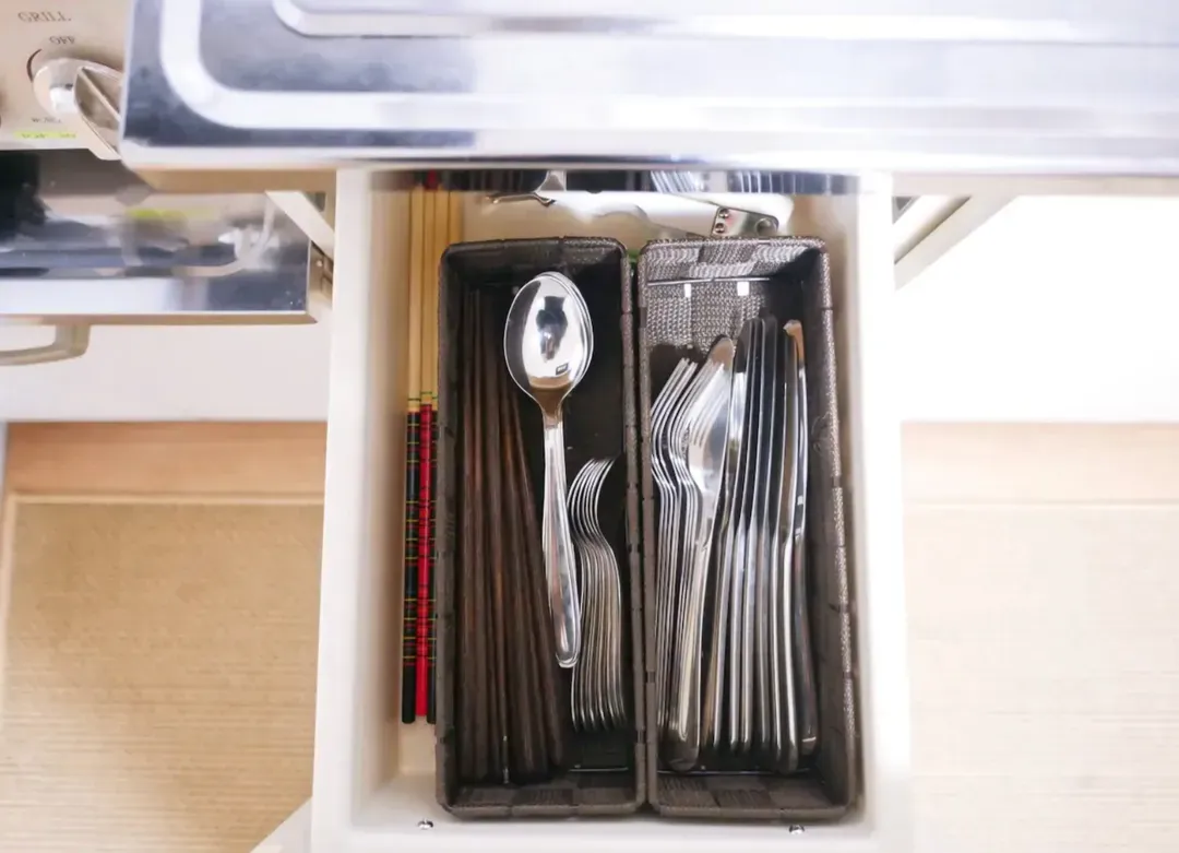 Cutlery is prepared! スプーン、フォーク、ナイフ、お箸は定員数分揃えています。