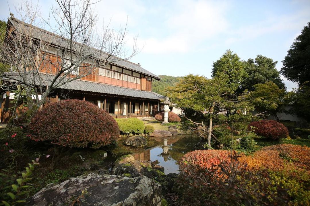 Mountains around a hundred years of Japanese traditional architecture-1