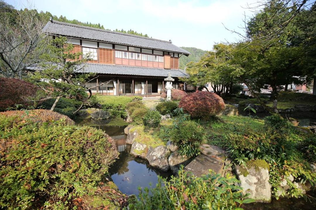 Mountains around a hundred years of Japanese traditional architecture-2