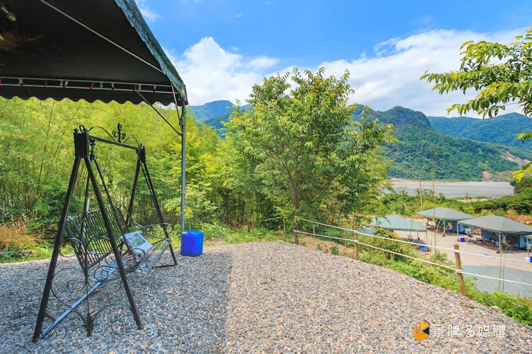 Tai  Ping  Shan  Camper  Van