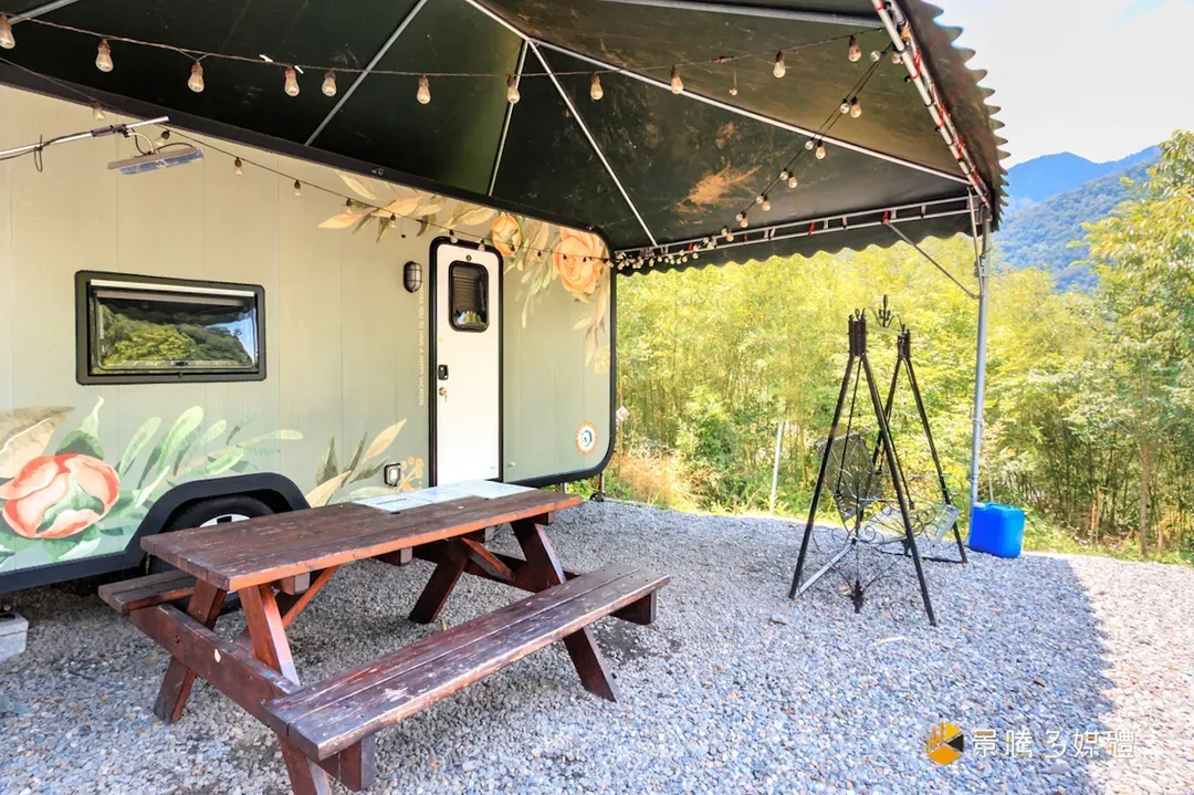 Tai  Ping  Shan  Camper  Van