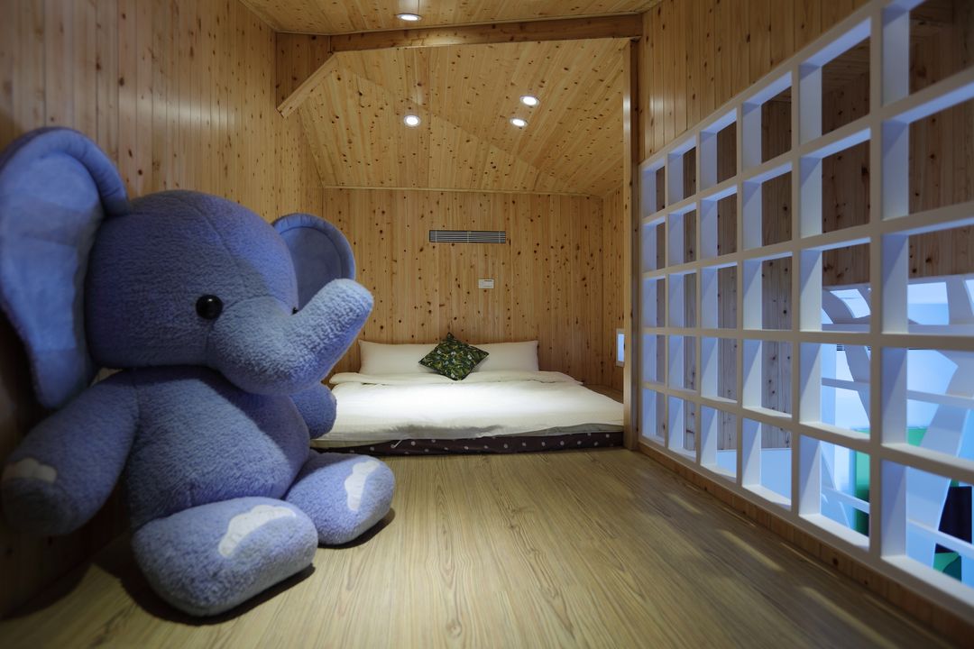 Tong Lehui theme paternity bed and breakfast